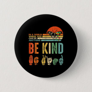 Badge Rond 5 Cm Dans Un Monde Où L'On Peut Être N'Importe Quoi D'A