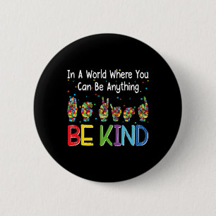 Badge Rond 5 Cm Dans Un Monde Où L'On Peut Être N'Importe Quoi De