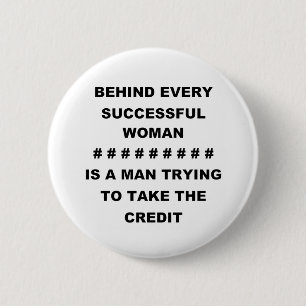 BADGE ROND 5 CM DERRIÈRE CHAQUE FEMME QUI RÉUSSIT