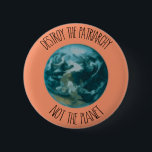 Badge Rond 5 Cm Détruire le patriarcat féministe<br><div class="desc">Ce dessin féministe dit "Détruire le patriarcat,  pas la planète" avec une image de la planète Terre. Cela rendrait l'idéal pour tout féministe passionné par le changement climatique.</div>