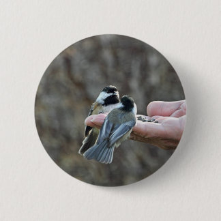 Badge Rond 5 Cm Deux Chickadees sur une main