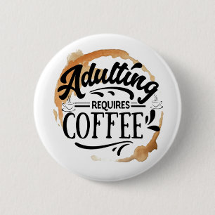 BADGE ROND 5 CM DEVENIR ADULTE NÉCESSITE DU CAFÉ - AMOUR DU CAFÉ