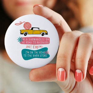 Badge Rond 5 Cm Dire drôle de Yarnaholic avec fil à tricoter sur c