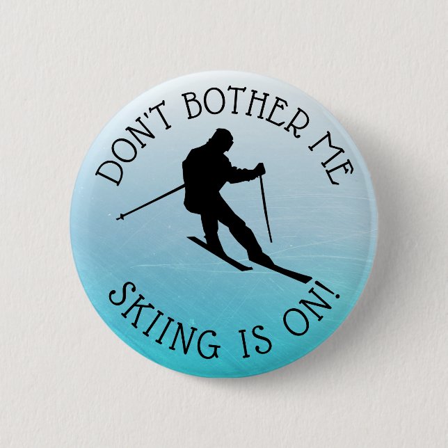 Badge Rond 5 Cm Don't Bother Me Skiing est sur le bouton Humour (Devant)