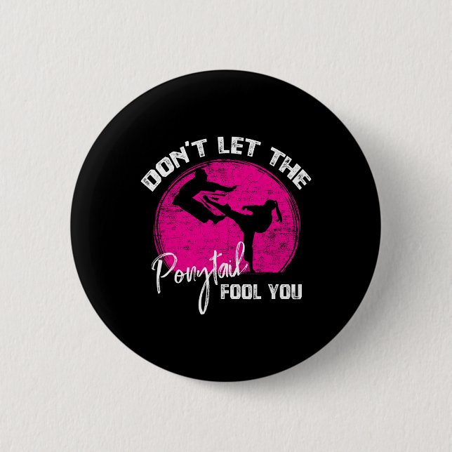 Badge Rond 5 Cm Dont Let The Ponytail Fool You Funny Karate Gift  (Devant)