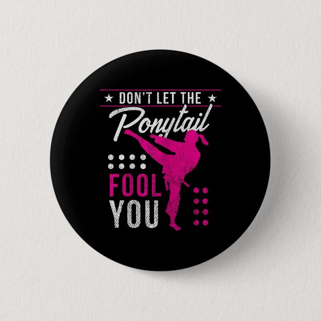 Badge Rond 5 Cm Dont Let The Ponytail Fool You Funny Karate Girl  (Devant)