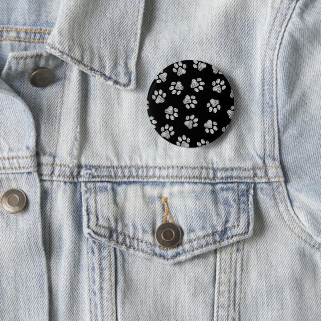 Badge Rond 5 Cm Doodle Paws, pattes de chien, pattes blanches (En situation)