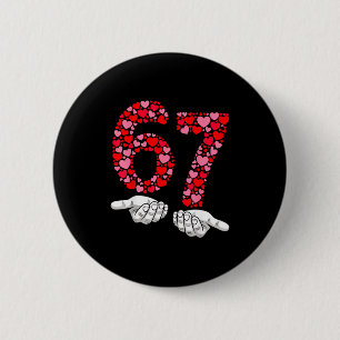 Badge Rond 5 Cm Drôle 67 Mains Saint-Valentin Six Sept Mème Entend