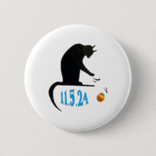 Badge Rond 5 Cm Drôle Chat Swatant Orange Off Table Sur La Date De