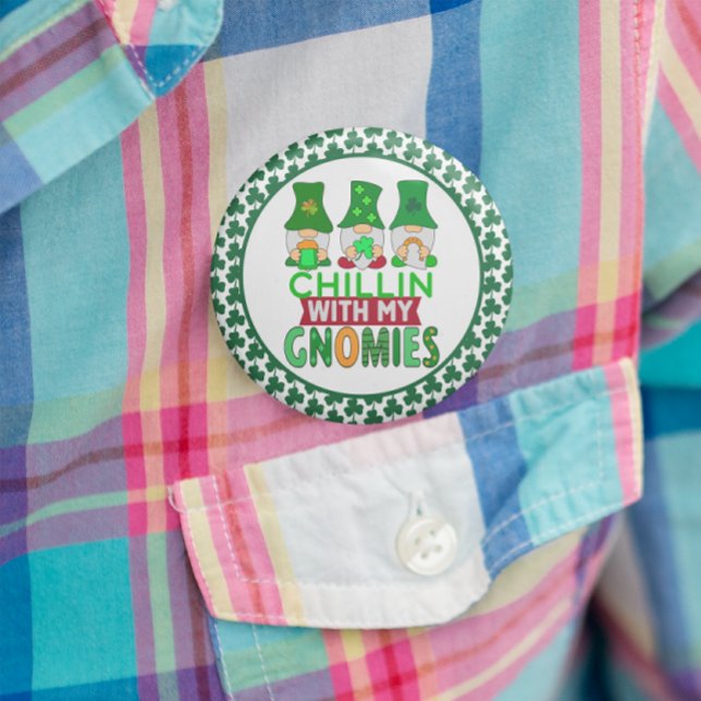 Badge Rond 5 Cm Drôle Chillin avec mon Jour de la Saint Patrick Gn (Funny Chillin with My Gnomies St Patrick's Day Button)