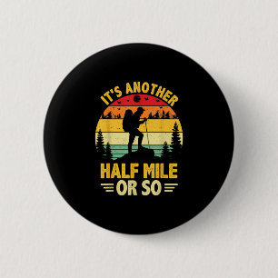 Badge Rond 5 Cm Drôle de randonnée camping encore un demi-mile ou