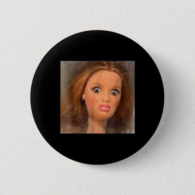 Badge Rond 5 Cm Drôle dégoûtant doll face mème (Devant)
