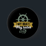 Badge Rond 5 Cm Drôle Humour de pêche Vintage Mon bateau Mes règle<br><div class="desc">Design amusant et humoristique pour les pêcheurs, les pêcheurs, les amateurs de pêche fluviale et de lac. Cette marchandise vintage, rétro et en détresse est à porter sur votre voyage de pêche au cabine par le bois. Apportez vos engrenages, la canne à pêche, la bobine de pêche et attrapons du...</div>