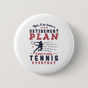 Badge Rond 5 Cm Drôle Retraité Joueur de tennis Citation Plan de