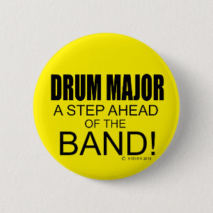 Badge Rond 5 Cm Drum Major Un pas en avant de la bande!