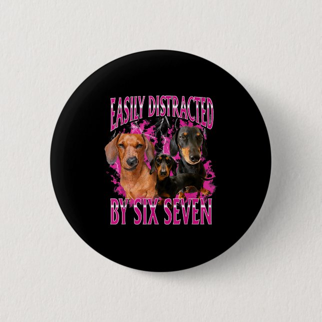 Badge Rond 5 Cm Easily Distracted By Six Seven 67 Meme Dachshund W (Devant)