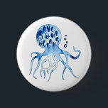 Badge Rond 5 Cm Économies de poulpe notre art d'aquarelle de<br><div class="desc">Économies de poulpe nos océans. Aquarelle art. de calligraphie. Cadeau mignon de jour d'Eart. Bouton, boutons. Illustration impressionnante d'art de calligraphie d'aquarelle. Monde sous-marin de poissons d'océan. Cadeaux parfaits d'amant de mer, cadeau d'anniversaire non seulement pour des plongeurs. Protégez notre océan. Dire de conscience : "Sauvez les océans" indiquant. Le...</div>