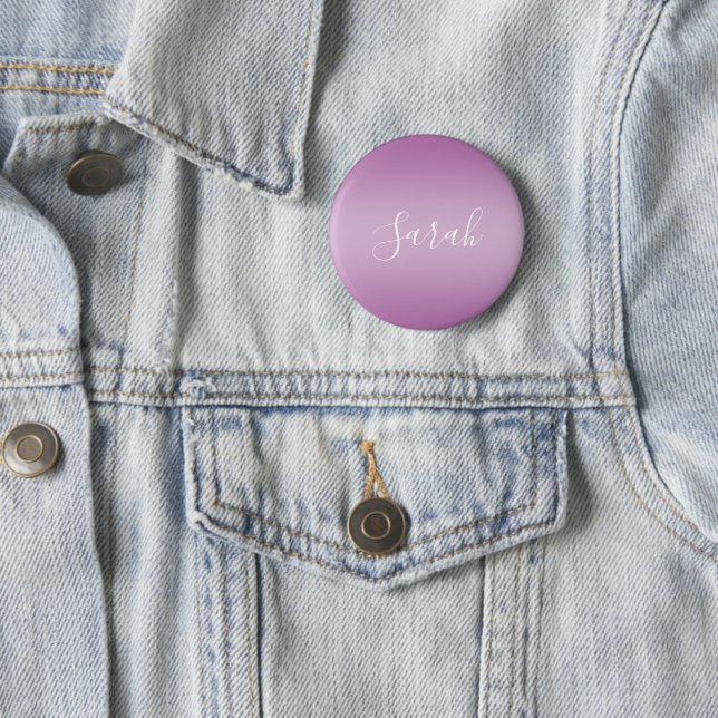 Badge Rond 5 Cm Écriture de texte ombrée et blanche en mauve doux  (En situation)
