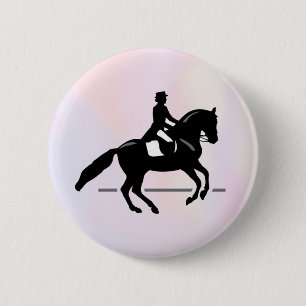 Badge Rond 5 Cm Elégant cavalier de Dressage sur un Arrière - plan