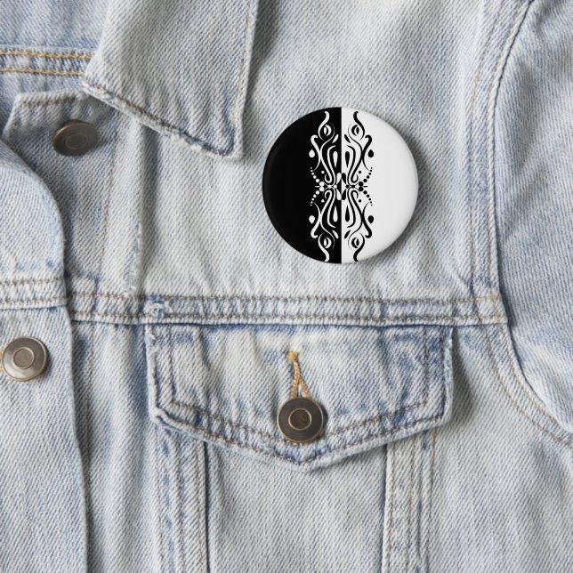 Badge Rond 5 Cm Élégant style arlequin Abstrait noir et blanc (En situation)