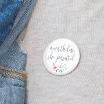 Badge Rond 5 Cm Elle A Néanmoins Persisté<br><div class="desc">Laisse-la parler ! Notre bouton de citation de typographie comporte "néanmoins,  elle a persisté" en ardoise bleu manuscrite script de calligraphie lettrage orné d'un spray de fleurs d'aquarelle rose et sauge. Un cadeau parfait pour la féministe,  la partisane Elizabeth Warren,  ou la future dirigeante féminine dans votre vie!</div>