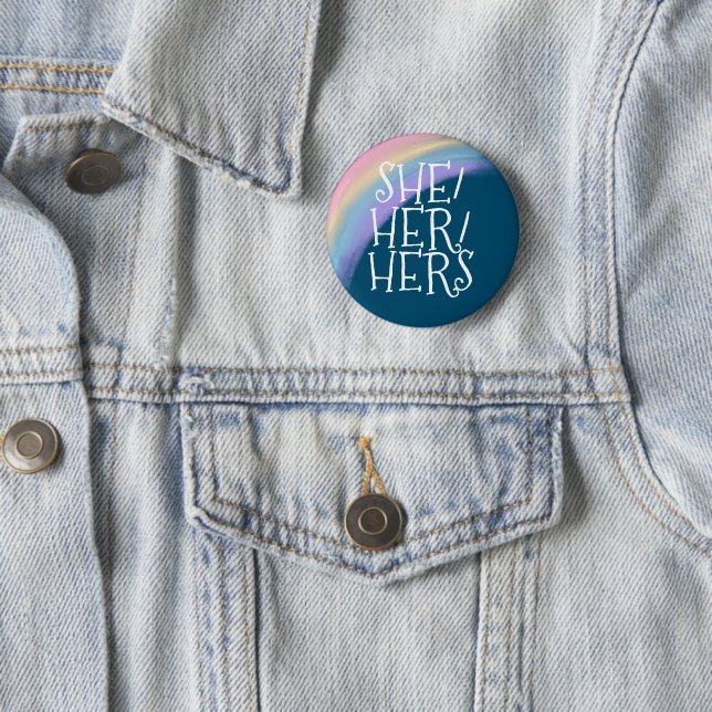 Badge Rond 5 Cm Elle Hers Pronoun (En situation)