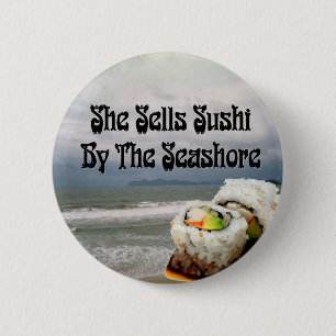 Badge Rond 5 Cm Elle vend des sushi par le bord de la mer