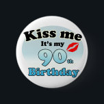 Badge Rond 5 Cm Embrasse-moi c'est mon 90e anniversaire<br><div class="desc">Chemise Leuk met de tekst : kus me het est mijn 90e verjaardag. een kus est afgebeeld met rode lippenstift. Verder zijn de kleuren zwart en blauw. Leuk om rendu an iemand the geven die negentig 90 est geworden,  de voor jezelf om te laten zien dat je jarig plié.</div>