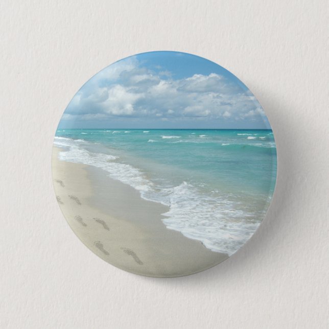Badge Rond 5 Cm Empreintes sur la plage de sable blanc, Pittoresqu (Devant)