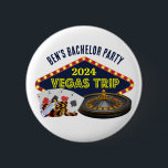 Badge Rond 5 Cm Enterrement de vie de garçon personnalisable Voyag<br><div class="desc">Personnalisez vos propres boutons de voyage pour un enterrement de vie de garçon pour un séjour à Las Vegas. Un bouton personnalisé cool avec des éléments essentiels de casino tels qu'un jeu de cartes, des jetons de poker et une roulette avec Voyage à Vegas en écriture jaune. Design amusant pour...</div>