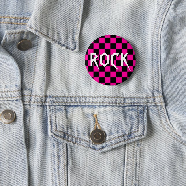 BADGE ROND 5 CM ÉPINGLE DE ROCK DAMIER ROSE CHAUD (En situation)