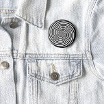 Badge Rond 5 Cm Épingle sur une spirale d'hypnose magique<br><div class="desc">Pin sur un peu de plaisir avec ce bouton de retour hypnotique épingle! Doté d'un design en spirale noir et blanc rétro moderne, il est parfait pour les amateurs de magie, d'hypnose et d'illusions optiques psychédéliques. Le motif tourbillonnant de ce bouton ajoute une touche ludique et accrocheuse à toute tenue...</div>