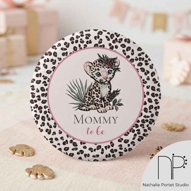 Badge Rond 5 Cm Épinglette rose fille léopard bébé  (hand-drawn baby leopard girl cub and editable Mommy to Be text for safari baby shower guest badges)