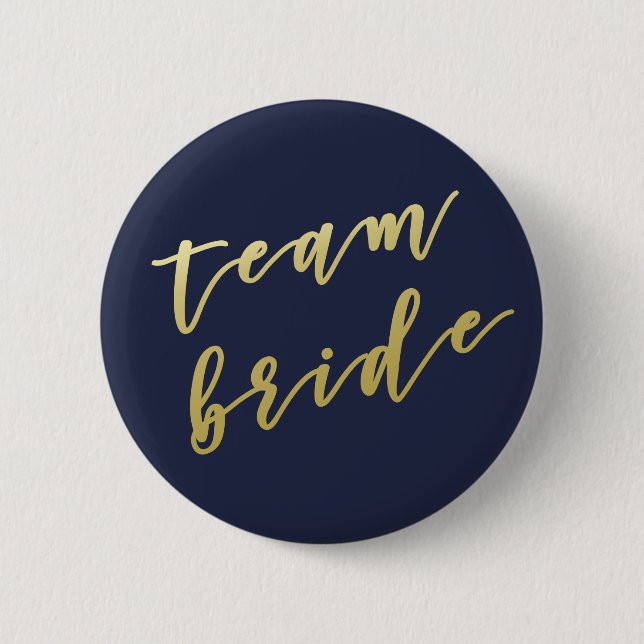 Badge Rond 5 Cm Épouse d'équipe | Faux Gold Script Blanc (Devant)