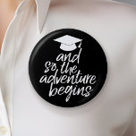 Badge Rond 5 Cm Et Donc L'Aventure Commence - Graduation<br><div class="desc">Ajoutez 2020,  2021 ou n'importe quelle année à ce design fantaisiste. Cela peut être utilisé pour n'importe quel diplômé ou réunion - lycée,  collège,  lycée,  sciences infirmières,  médecine ou même école de commerce.</div>