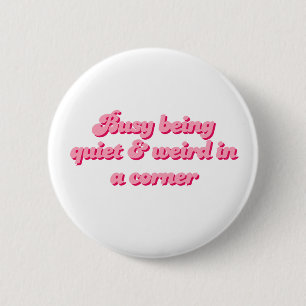 Badge Rond 5 Cm Être Silencieux et Bizarre dans un Coin Introverti
