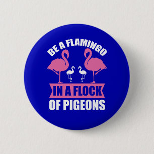 Badge Rond 5 Cm Être Un Flamant Rose Dans Une Volée De Pigeons