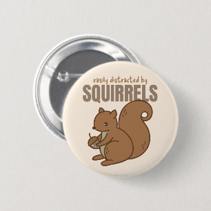 Badge Rond 5 Cm Facilement distrait par les écureuils Amoureux d