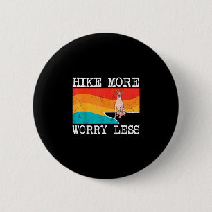 Badge Rond 5 Cm Faire de la randonnée plus s'inquiéter moins terri
