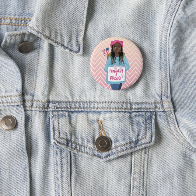 Badge Rond 5 Cm Féministe + Fier (En situation)