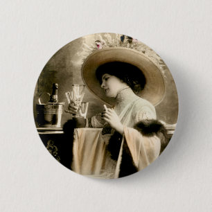 Badge Rond 5 Cm Femme 1900 parisienne buvant Champagne