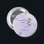 BADGE ROND 5 CM FEMME D'ANNIVERSAIRE<br><div class="desc">Invitation d'anniversaire thématique "Under the Sea". Aquarelle teinte pastel,  avec fille de sirène,  poisson clown,  crabe,  méduse,  étoiles de mer,  bulles d'eau et coraux.</div>