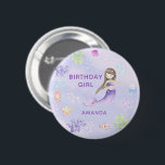 BADGE ROND 5 CM FEMME D'ANNIVERSAIRE<br><div class="desc">Invitation d'anniversaire thématique "Under the Sea". Aquarelle teinte pastel,  avec fille de sirène,  poisson clown,  crabe,  méduse,  étoiles de mer,  bulles d'eau et coraux.</div>
