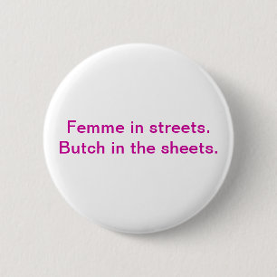 Badge Rond 5 Cm Femme dans les rues. Virago dans les feuilles