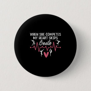 Badge Rond 5 Cm Femmes Quand Elle Compete Mon Coeur S'arrete Fière