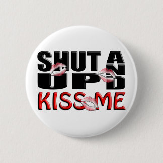 BADGE ROND 5 CM FERMEZ-ET EMBRASSEZ-MOI