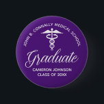 Badge Rond 5 Cm Fête d'obtention du diplôme de l'école Médicale po<br><div class="desc">Cette fête de fin d'études de médecine mauve personnalisée met en vedette la typographie blanche classe sous un caducée médical et votre nom de collège pour la classe de 2024. Customisez avec votre année d'obtention du diplôme sous l'élégante calligraphie pour un grand nom universitaire personnalisé bouton d'étiquette pour une infirmière...</div>