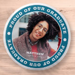 Badge Rond 5 Cm Fier de notre diplômé 20XX | Photo de diplôme<br><div class="desc">Ce design simple et classique est composé de typographie serif et d'ajouter une photo personnalisée.</div>