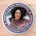Badge Rond 5 Cm Fier de notre diplômé 20XX | Photo de diplôme<br><div class="desc">Ce design simple et classique est composé de typographie serif et d'ajouter une photo personnalisée.</div>