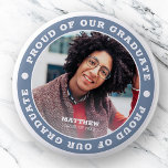 Badge Rond 5 Cm Fier de notre diplômé 20XX | Photo de diplôme<br><div class="desc">Ce design simple et classique est composé de typographie serif et d'ajouter une photo personnalisée.</div>